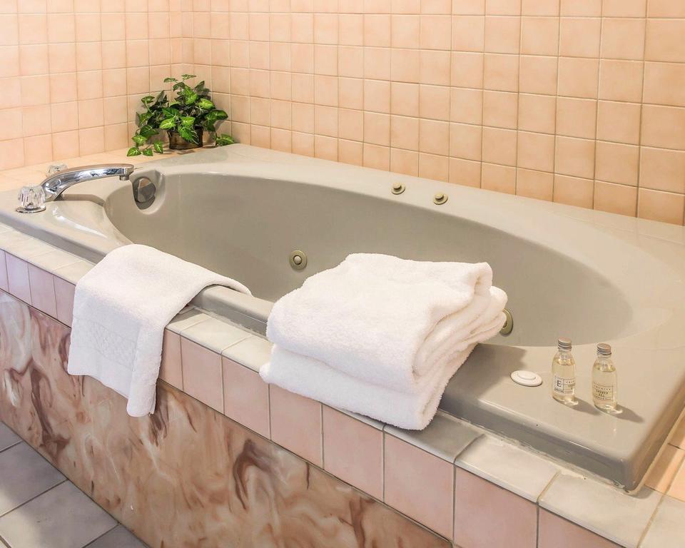 Econo Lodge Central Midland Kültér fotó